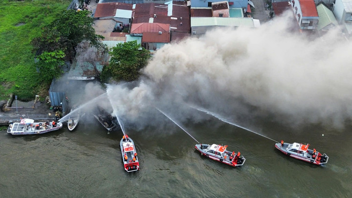 Du thuyền trên sông Sài Gòn bốc cháy