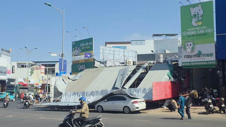 Biển hiệu cửa hàng điện thoại đổ sập ở Đắk Lắk, một người bị thương nặng