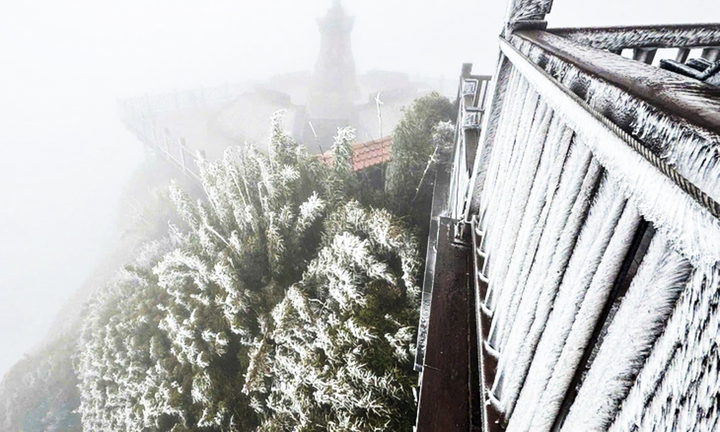 Nhiệt độ giảm xuống -3°C rạng sáng, băng giá phủ trắng đỉnh Fansipan