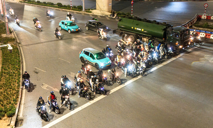 Đường Hà Nội thưa vắng trong đêm rét 10°C, tài xế vẫn dừng ngay ngắn chờ đèn đỏ