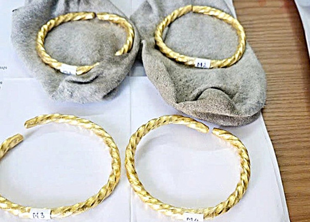 Nhét vàng vào tất, áo khoác để qua cửa khẩu, người phụ nữ sa lưới