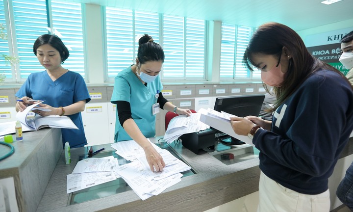 Sổ sức khỏe điện tử trên VNeID thay sổ giấy từ 2026: Người dân được hưởng lợi gì?