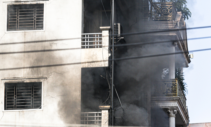 Nhân chứng kể phút lửa bao trùm nhà 7 tầng, chủ nhà nhảy từ trên cao thoát thân