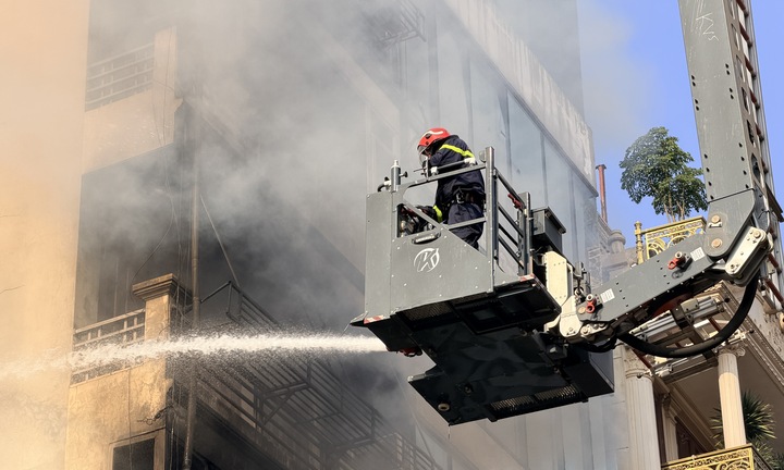 Cảnh sát đập cửa, phá tầng tum phun nước cứu người kẹt trong vụ cháy ở Hà Nội