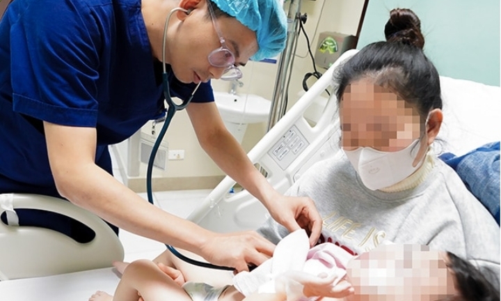 Bé 3 tuổi bị chó nhà 30kg cắn thấu ngực, nguy kịch