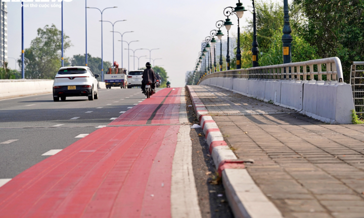 TP.HCM xử lý gần 100 trường hợp vi phạm tại làn xe đạp vừa đưa vào hoạt động