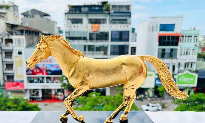 Khách chịu chi hàng chục triệu mua tượng ngựa mạ vàng ánh kim đón Tết Bính Ngọ