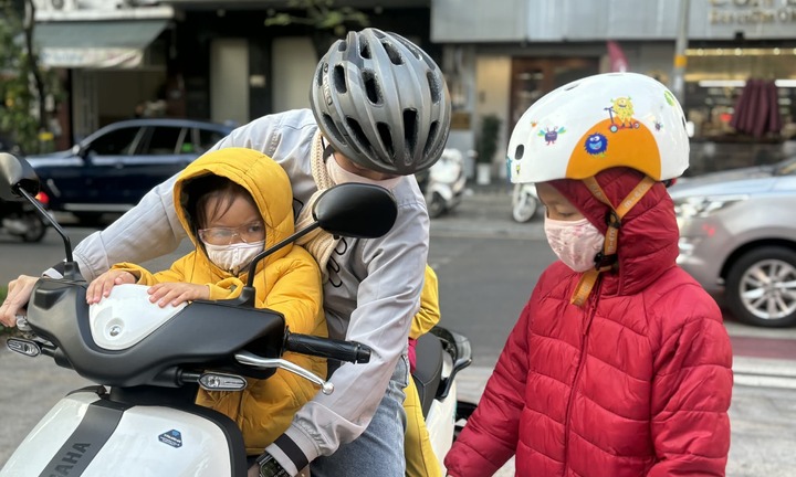 TP.HCM rét 17°C, dân mạng hào hứng 'xin gia hạn gói thời tiết lạnh dùng thử'