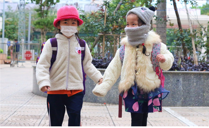 Nhiều trường ở Hà Nội lùi giờ học vì trời rét