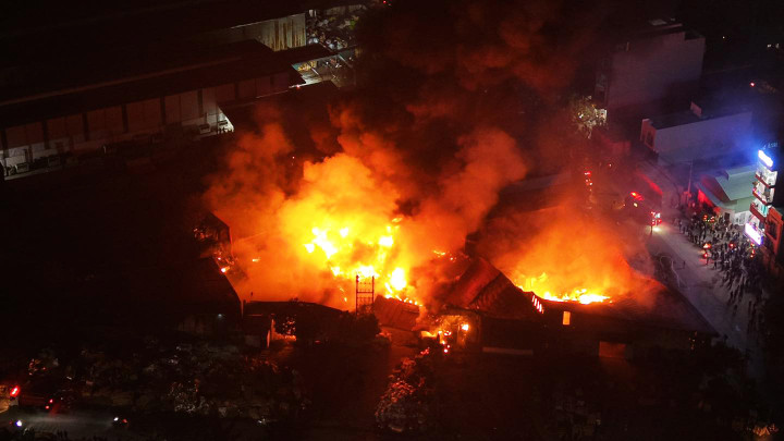 Khói lửa cuồn cuộn bao trùm xưởng gỗ gần ga Lạc Đạo, Hưng Yên