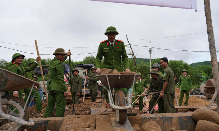 Công an Huế thần tốc dựng nhà cho dân vùng lũ, 1 tháng xây xong 2 nhà