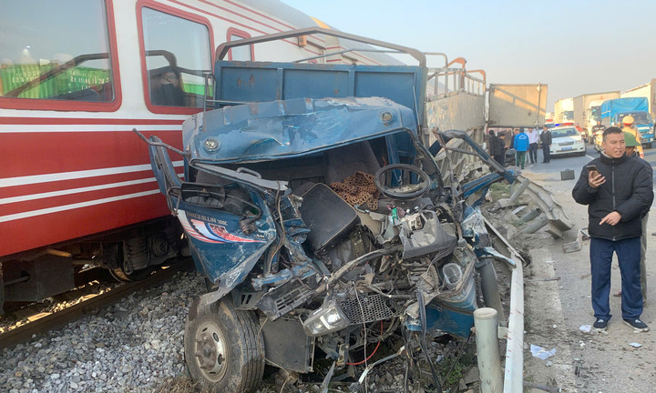 Xe tải vượt đường sắt thiếu quan sát, bị tàu hỏa tông bay xuống vệ đường