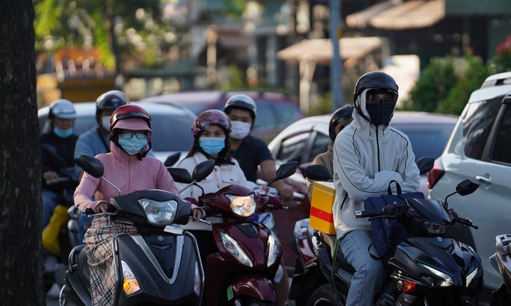 TP.HCM lạnh 17°C hiếm gặp, người dân co ro trên đường đi làm 