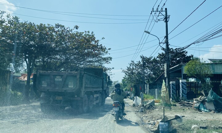 'Binh đoàn' xe tải cày nát Tỉnh lộ 607B, 'bão bụi' tra tấn dân cả ngày lẫn đêm