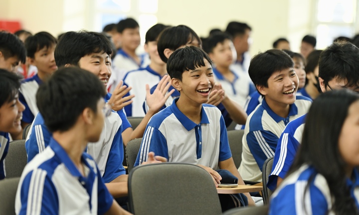 Gần 900 học sinh Côn Đảo tiếp cận kiến thức AI qua học liệu số