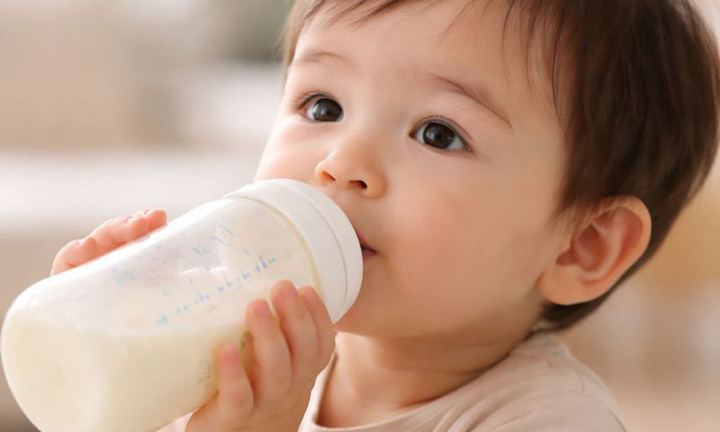 6 dấu hiệu bất thường sau khi trẻ uống sữa bột, bố mẹ cần đưa ngay tới bệnh viện