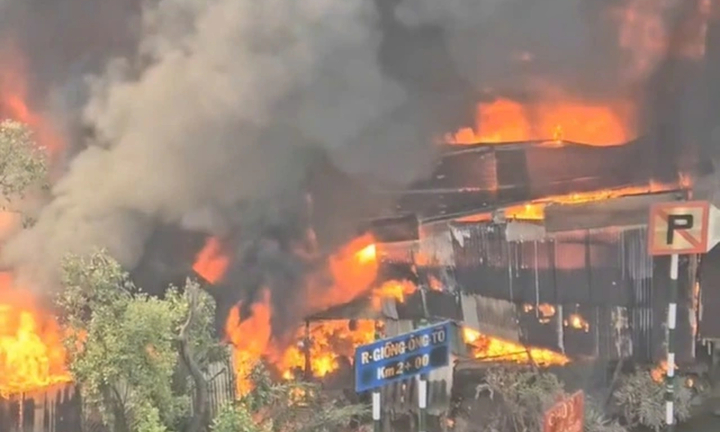 Lửa thiêu rụi dãy nhà gần chợ Bình Trưng, TP.HCM