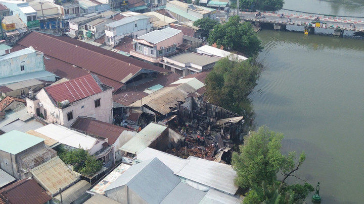 Hiện trường vụ cháy lớn dãy nhà ven chợ Bình Trưng TP.HCM