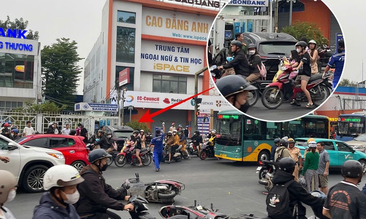 Ô tô tông liên tiếp 5 xe máy đang chờ đèn đỏ ở TP.HCM