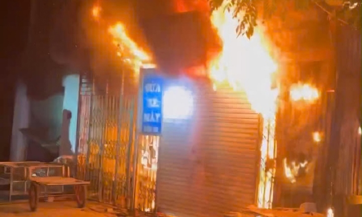 CSGT phá cửa, cứu 11 người trong vụ cháy nhà lúc rạng sáng