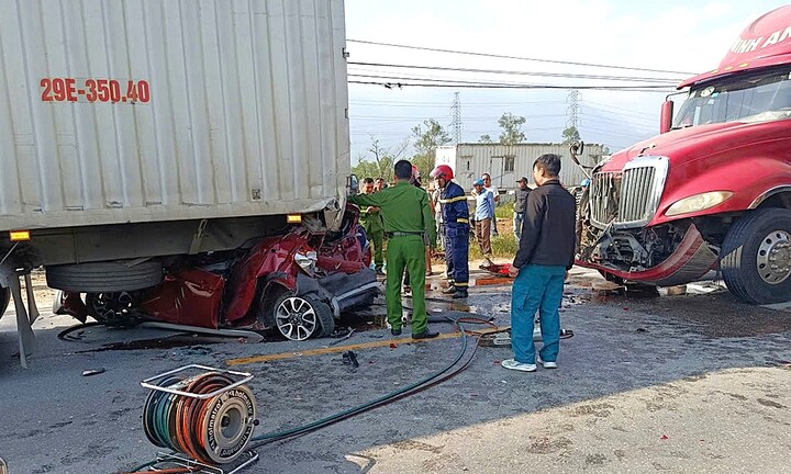 Container gây tai nạn liên hoàn trên QL1, xe con bị nghiền nát