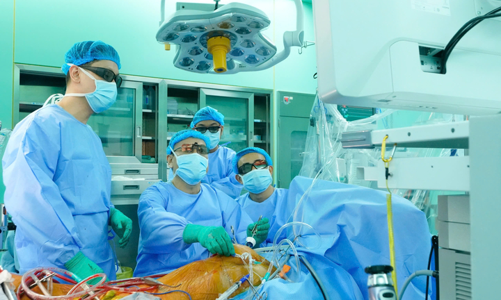 Lần đầu ở Việt Nam, bệnh viện TP.HCM mổ tim phức tạp bằng nội soi 3D