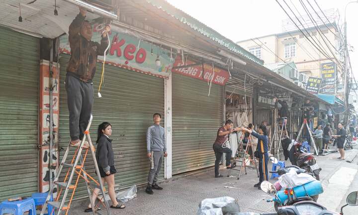 Tiểu thương chợ sinh viên phía Tây Hà Nội đồng loạt gỡ mái che, trả lại vỉa hè