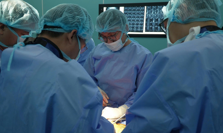 Người đàn ông nhập viện với bàn tay kẹt cứng trong máy xay thịt