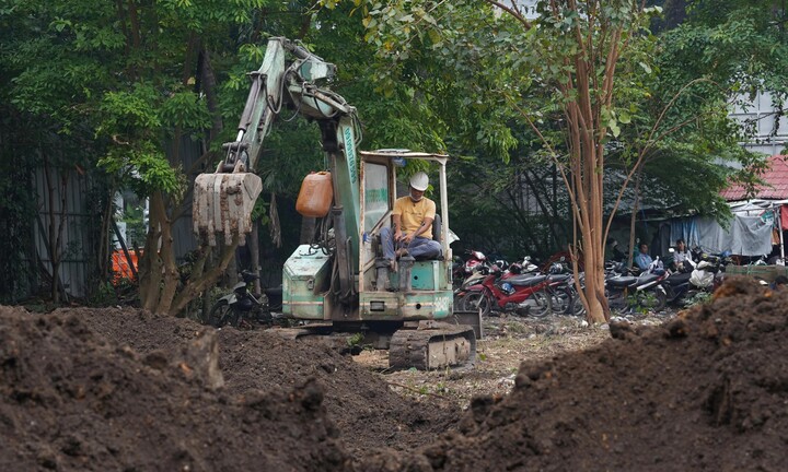 Tất bật dọn dẹp khu ‘đất vàng’ ở TP.HCM làm công viên, vườn hoa Tết Bính Ngọ