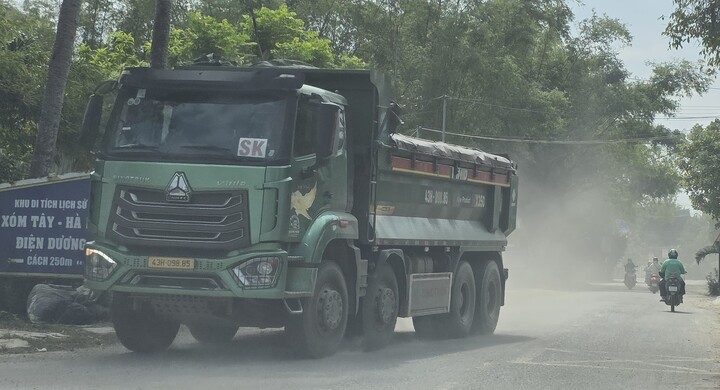Xe tải cày nát Tỉnh lộ ở Đà Nẵng: 'Bão bụi' bức tử môi trường, dân 'chết mòn'