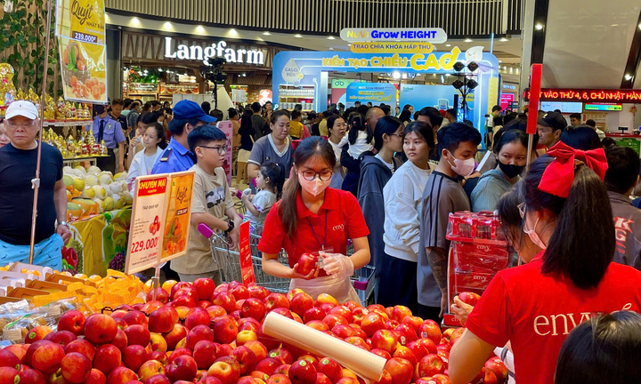 Siêu thị ở TP.HCM tung khuyến mãi ồ ạt, người dân tranh thủ sắm Tết sớm