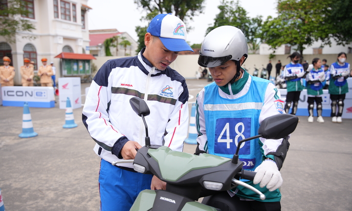 Honda trao tặng xe máy điện kèm đào tạo lái xe an toàn cho học sinh toàn quốc