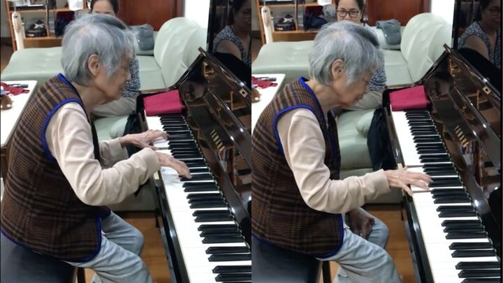 Cụ bà U90 tay lướt như múa trên phím đàn piano khiến giới trẻ mê mẩn