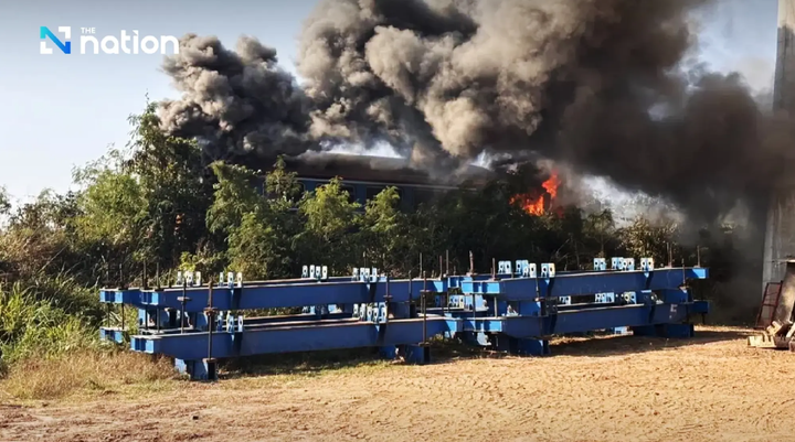 Cận cảnh tàu hoả vỡ nát sau khi va chạm với cần cẩu xây dựng, 22 người chết