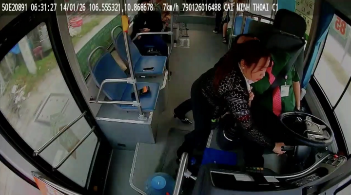 Tài xế xe buýt ở TP.HCM đột quỵ, tiếp viên nhanh trí ngăn tai nạn