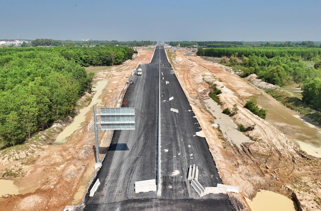 Cận cảnh đường Vành đai 3 đoạn qua Đồng Nai tăng tốc về đích