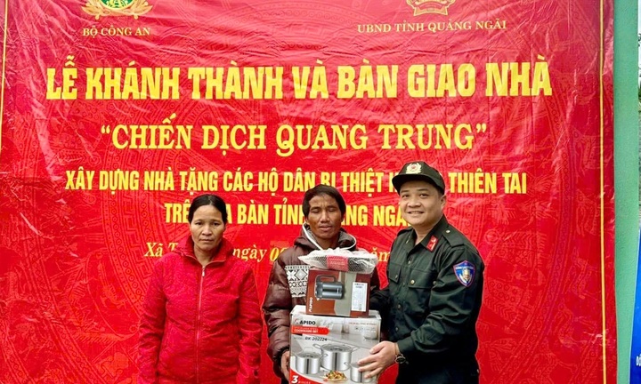 Tặng đồ gia dụng, xây mái ấm trọn vẹn cho người dân trong 'Chiến dịch Quang Trung'