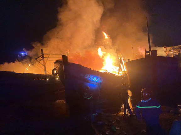 4 tàu cá của ngư dân Quảng Ngãi cháy ngùn ngụt lúc rạng sáng