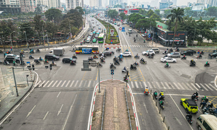 Sau gần 1 tháng xén vỉa hè, 'điểm đen' ùn tắc Lê Văn Lương thay đổi ra sao?