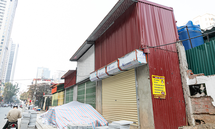Cận cảnh loạt nhà 'siêu mỏng, siêu méo' trên đường đang mở rộng ở Hà Nội