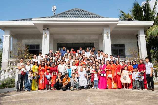 Bộ ảnh đại gia đình Gia Lai gần 100 người gây sốt vì được chụp đều đặn 22 năm