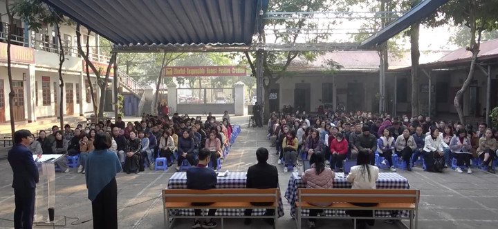 Câu hỏi 'sao mẹ không hỏi con làm sao đạt 9,75 điểm' khiến phụ huynh sững người