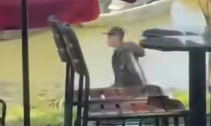 Người đàn ông mang dao rựa rượt chém người, quán cà phê ven sông Hương náo loạn