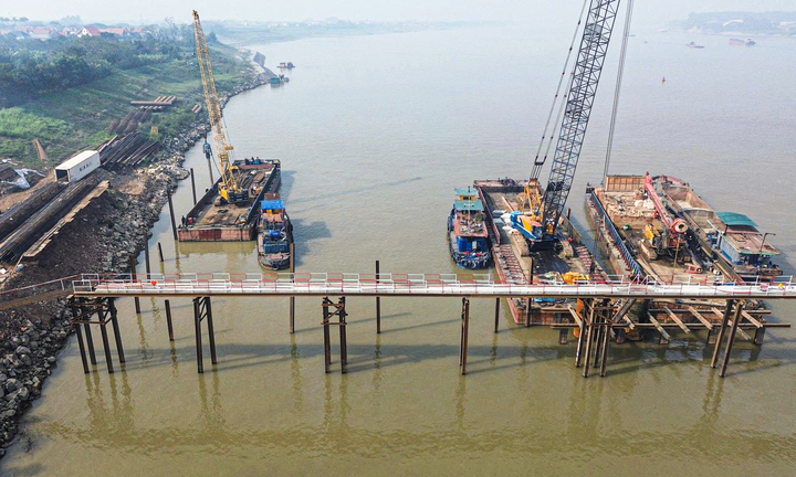 Cận cảnh công trường thi công cầu hơn 3.400 tỷ đồng nối Hà Nội - Phú Thọ