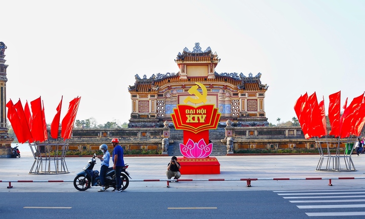 TP Huế rực rỡ cờ hoa chào mừng Đại hội XIV của Đảng