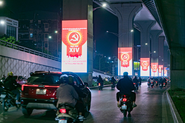 Cận cảnh hơn 200 màn hình LED được lắp đặt dưới gầm cầu cạn Vành đai 2 Hà Nội