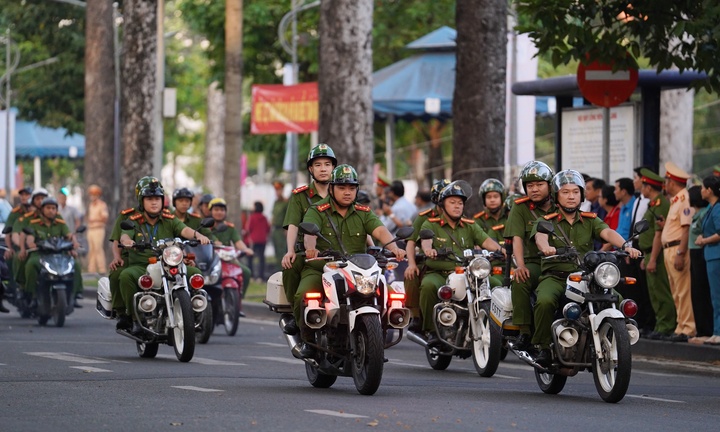 TP.HCM ra quân lập lại trật tự vỉa hè, xử lý xe vận tải trái phép