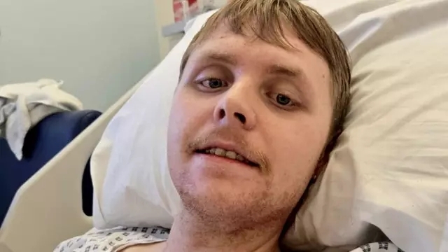 Não chàng trai 24 tuổi già như người 70, bác sĩ không tin vào kết quả chụp MRI