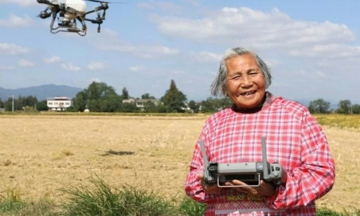 'Bà cụ siêu ngầu' U90 nổi tiếng nhờ lái drone bón phân và bán nông sản online