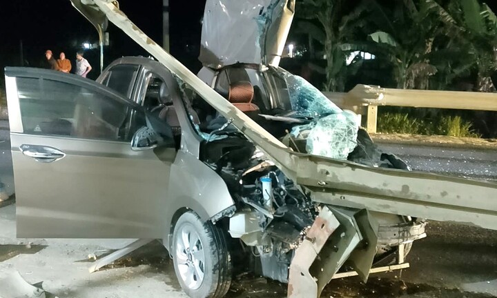 Ô tô vỡ nát sau cú tông lan can đường, tài xế lành lặn bước ra khỏi xe